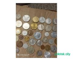 Лот монет разных стран.