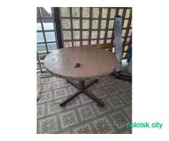 Стол круглый.