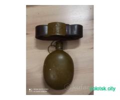 Военный ремень и фляжка.