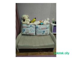 Диван с подушками