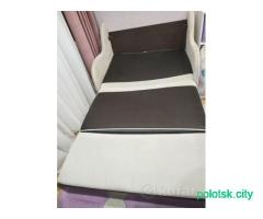 Диван с подушками