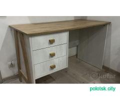 Рабочий стол с полками