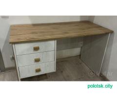 Рабочий стол с полками
