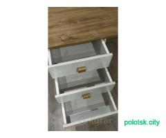 Рабочий стол с полками