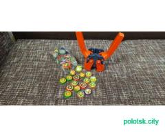 Укупорка пивных бутылок с крышками