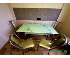 Стол со стульями