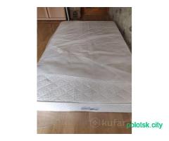 Матрас ортопедический ,средне жёсткий.