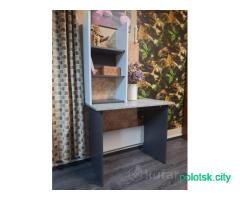 Стол, полки