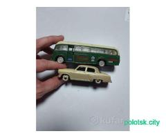 Продам .2 модельки . Газ21 и автобус.на донора или