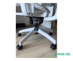 Компьютерный эргономический стул