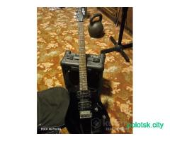 Электрогитара и комбо-устлитель