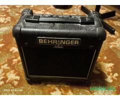 Электрогитара и комбо-устлитель