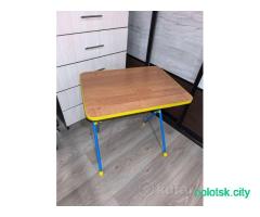 Детский стул и мольберт