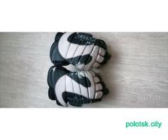 Краги хоккейные перчатки, щитки вратарскиеракушки