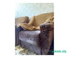 2 кресла, диван и накидки.