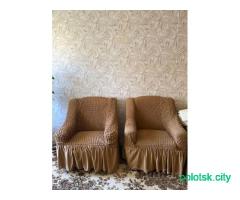 2 кресла, диван и накидки.