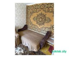 2 кресла, диван и накидки.