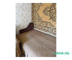 2 кресла, диван и накидки.