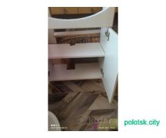 Раковина белая и тумба под нее.