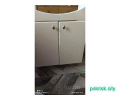 Раковина белая и тумба под нее.