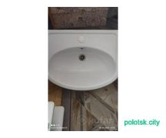 Раковина белая и тумба под нее.