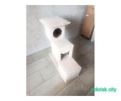 Кошачий домик с когтеточкой
