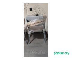 Мягкие стулья.